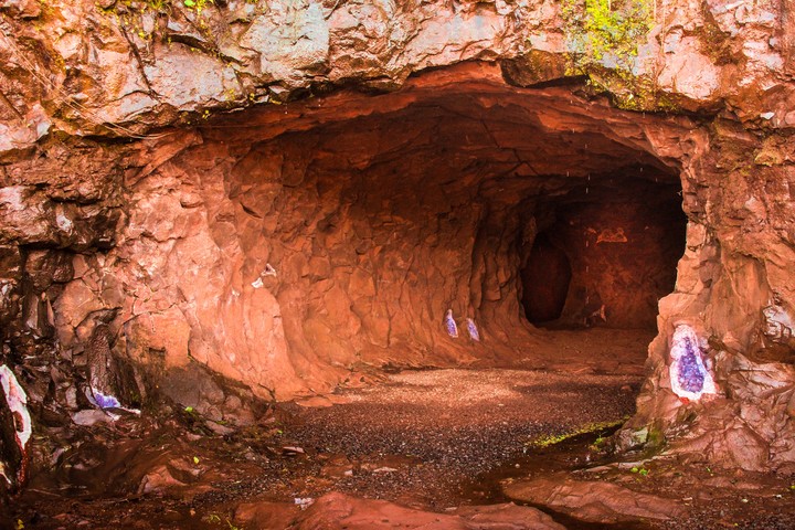 Entrada a las minas de Wanda con amatistas violetas. Foto: Shutterstock