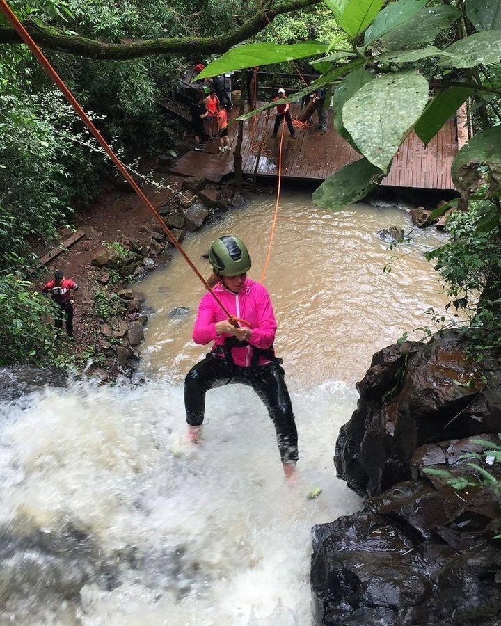 Rappel en una cascada. Foto Jungle Fly