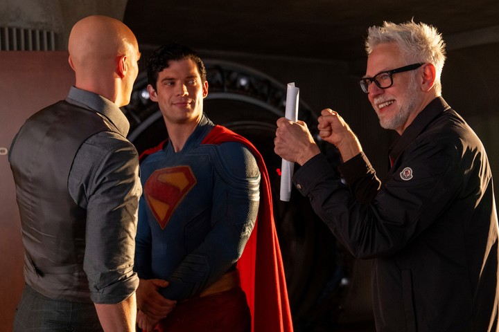 James Gunn marca una escena a Nicholas Hoult (de espaldas) y al nuevo Superman, David Corenswet.