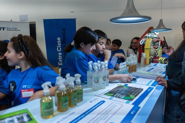 También mostraron sus trabajos alumnos de escuelas públicas que participan de los programas Extra Clase y Gen Técnico Roberto Rocca.