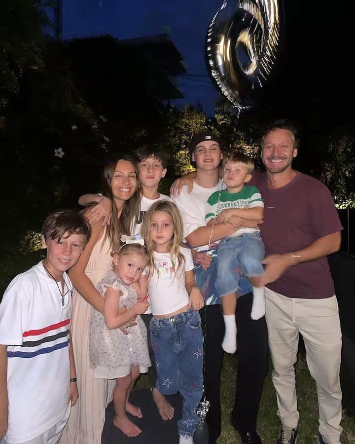 Pampita, Vicuña y todos sus hijos. Foto: Instagram
