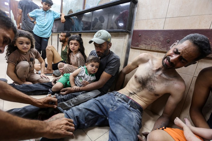 Palestinos heridos son atentidos en el hospital Mártires de Al-Aqsa, en Gaza. foto: Reuters