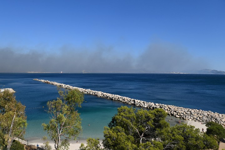 Humo en el horizonte, visto desde L'Estaquem cerca de Marsella, este martes. Foto: REUTERS  
