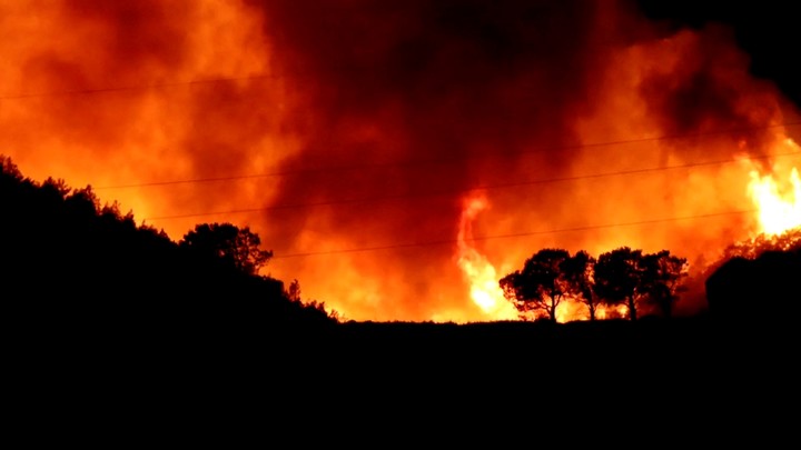 Otro incendio forestal amenaza a Narbona, en el sur de Francia. Foto: REUTERS  