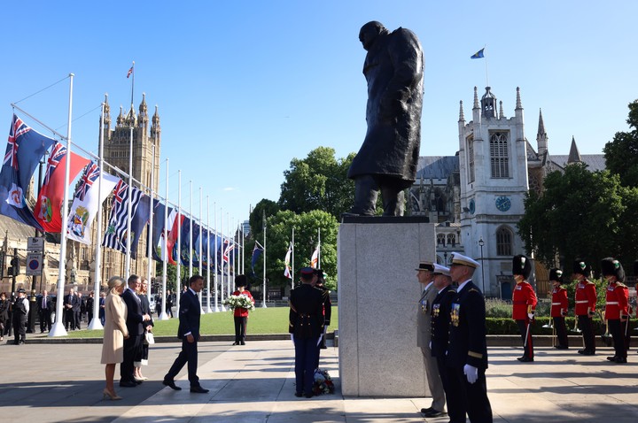 Emmanuel Macron, frente al monumento a Winson Churchill, frente al Parlamento, en Londres. Foto: EFE 