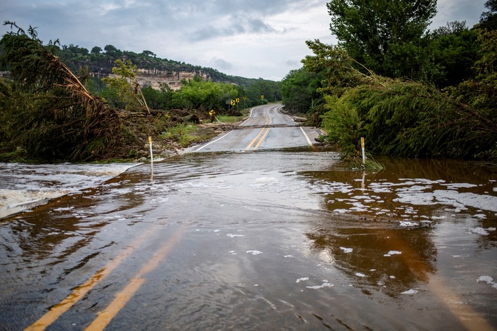 Un autopista en condado de Kerr, en Texas, tras el desborde del río Guadalupe River por las lluvias torrencials del sábado. Foto: REUTERS
