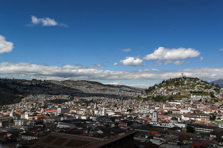 Quito, custodiada por la cadena montañosa de los Pichinchas. Foto EFE 
