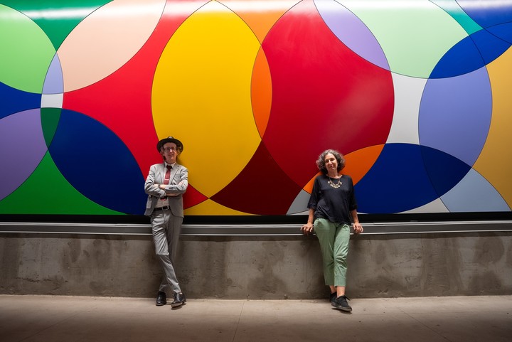 La artista junto a Alton DuLaney curador del Aeropuerto Internacional de Houston (IAH). 