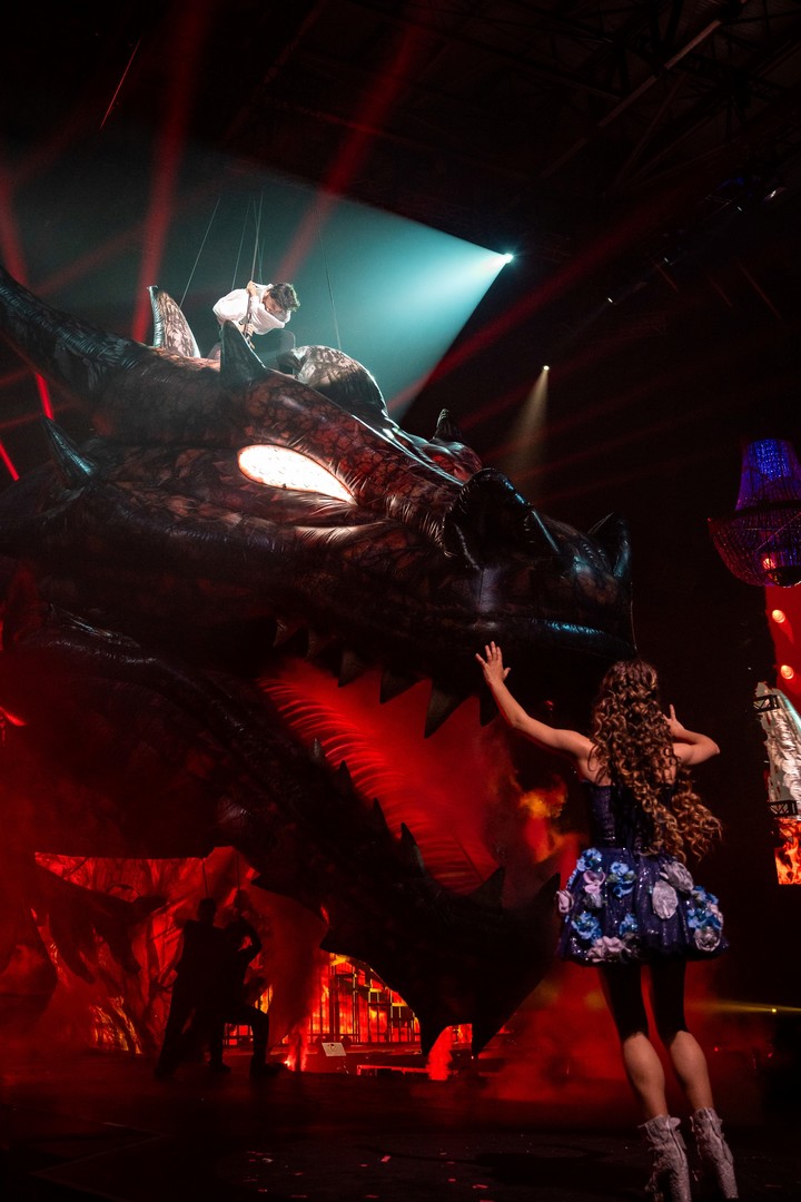 Margarita y Merlín contra el dragón. Cortesía: @livedaleplay