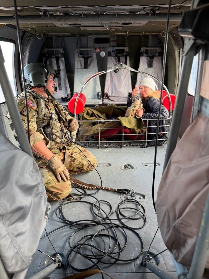 A salvo luego de 28 horas sin agua ni comida: la odisea de una escaladora que cayó en una montaña. (Foto: Facebook "California National Guard")