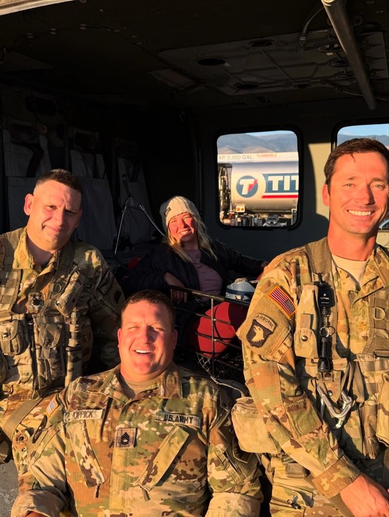 Sonriente junto a tres de los rescatistas. (Foto: Facebook "California National Guard")