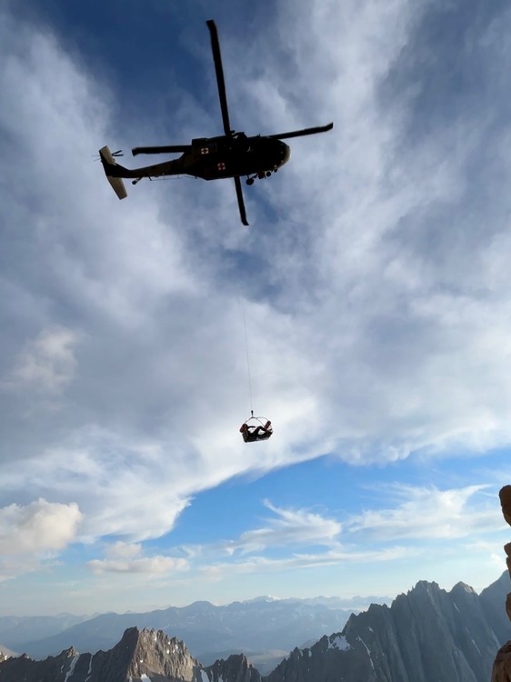 El traslado en el aire tras el increíble rescate. (Foto: Facebook "California National Guard")