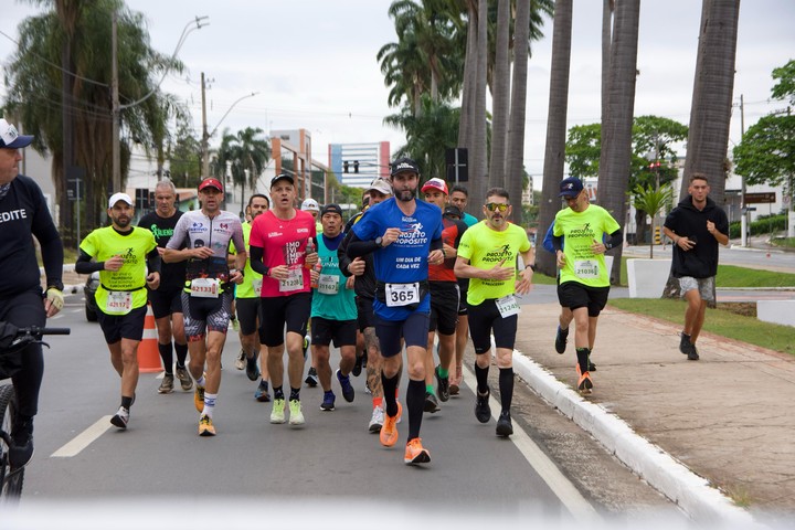 Hugo Farias, rodeado de gente, corriendo. Foto: Cortesía Hugo Farias