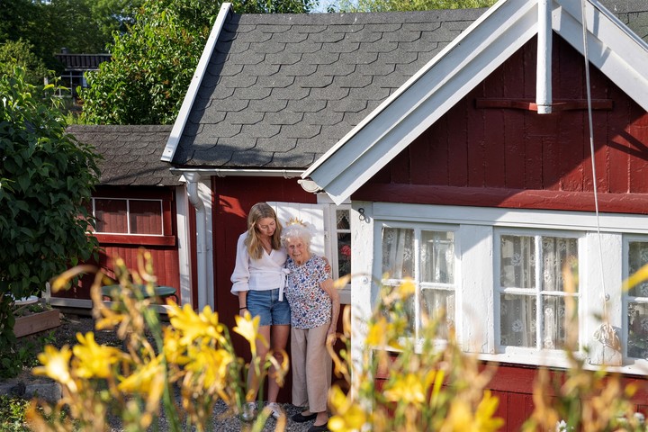 La Sra. Larsson ha cuidado esta parcela de jardín desde 1979. Recientemente se la ha cedido a sus nietas Ellen y Hedvig. Sofía Runarsdotter para The New York Times