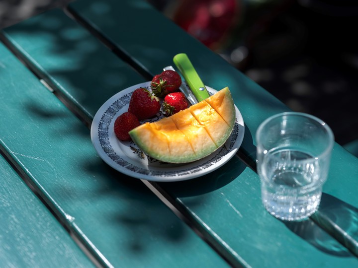 Su parcela incluye una casita de campo de color verde oliva rodeada de manzanos, groselleros, un huerto, flores y tomateras en macetas. Foto Sofía Runarsdotter para The New York Times