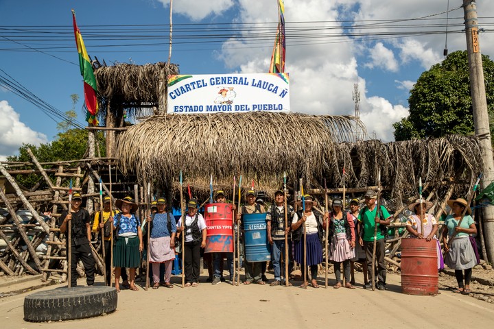 Los seguidores de Evo Morales que se turnan para custodiar su fortín, en el Trópico de Cochabamba, Bolivia. Foto: EFE  
