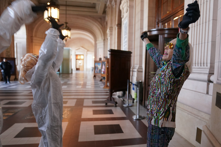 Marta Minujin presento su obra Golosina Emocional en el Palacio Libertad. Foto: Juano Tesone.