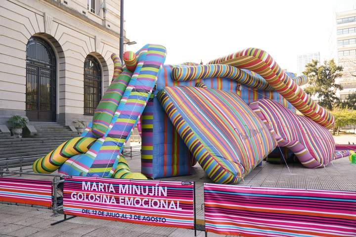 Marta Minujin presento su obra Golosina Emocional en el Palacio Libertad. Foto: Juano Tesone.