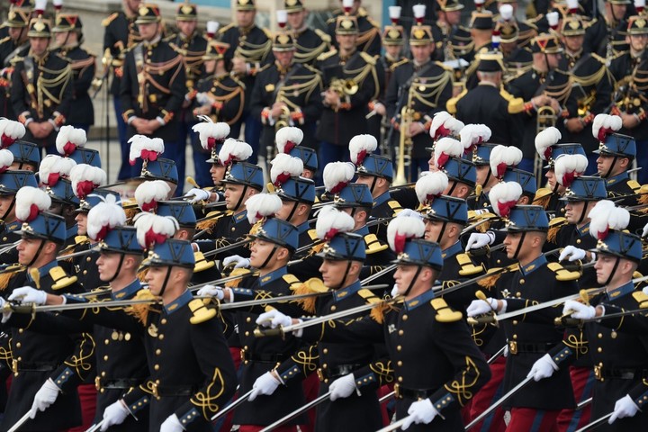 Paracaidistas descienden entre los colores de Francia. Foto: AP