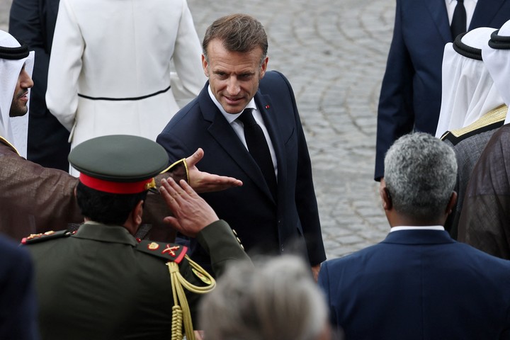 Macron bajó del podio oficial y agradecer a las autoridades militares. Foto: Reuters