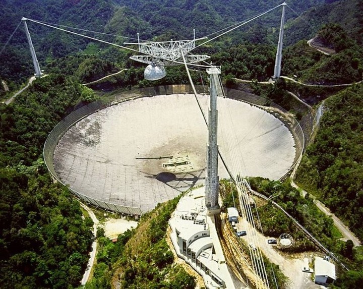 El radiotelescopio de Arecibo en Puerto Rico, con su antena de 300 metros, se utiliza para escanear los cielos en busca de señales de radio extraterrestres (H. Schweiker/WIYN y NOAO/AURA/NSF).