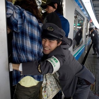Una dura profesión: empujador de gente en el subte
