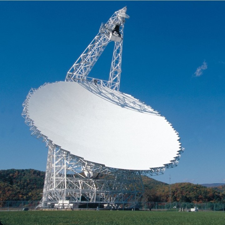 La antena parabólica de 100 metros en Green Bank, EE. UU. Un telescopio como este, a una distancia de 200 años luz, podría detectar nuestras señales de aviación que se filtran al espacio (NRAO/AUI/NSF).