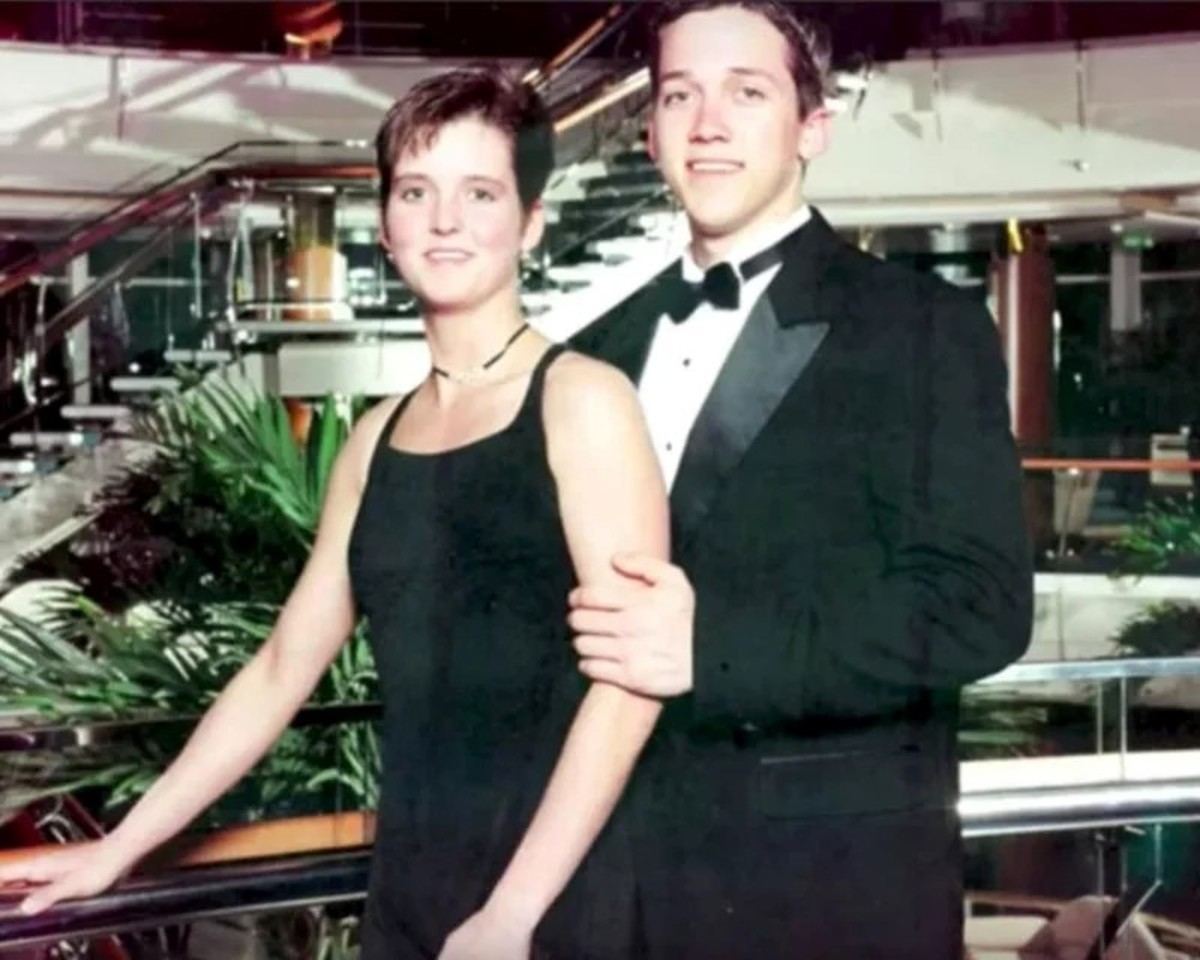 Amy Bradley junto a su hermano Brad, vestidos de gala antes de ir a divertirse a la discoteca del crucero. (Foto: Captura YouTube @Netflix)
