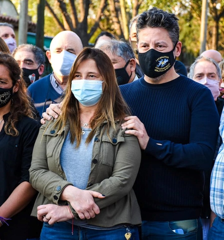 Gustavo y Karina Menéndez, con reelecciones y licencias en Merlo.