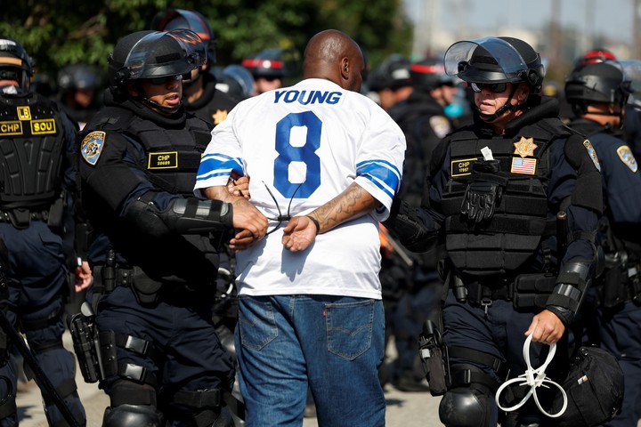 La policía detiene a manifestantes en Los Ángeles durante protestas por las redadas migratorias. Foto: EFE
