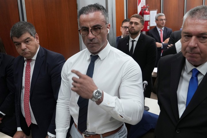 Leopoldo Luque junto a sus abogados, que pidieron 10 días para analizar recusaciones. Foto: AP/Natacha Pisarenko.