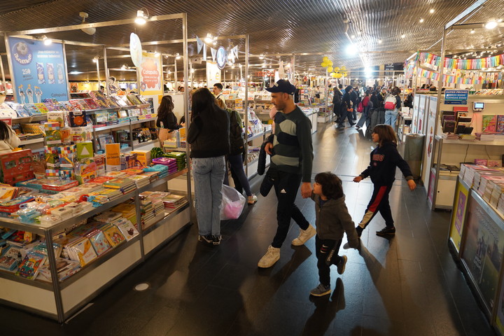 La 33.ª Feria del Libro Infantil y juvenil que se desarrollará hasta el 28 de julio con entrada libre y gratuita, más de 180 actividades y la participación de 76 expositores en el Palacio Libertad. Foto: Martín Bonetto.