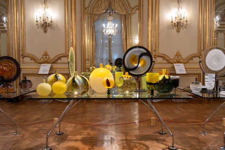 La curaduría es de Sandra Hillar y Wustavo Quiroga, con guiños al legado creativo de una familia atravesada por el arte y el diseño. Fotos: Satsch Gallery