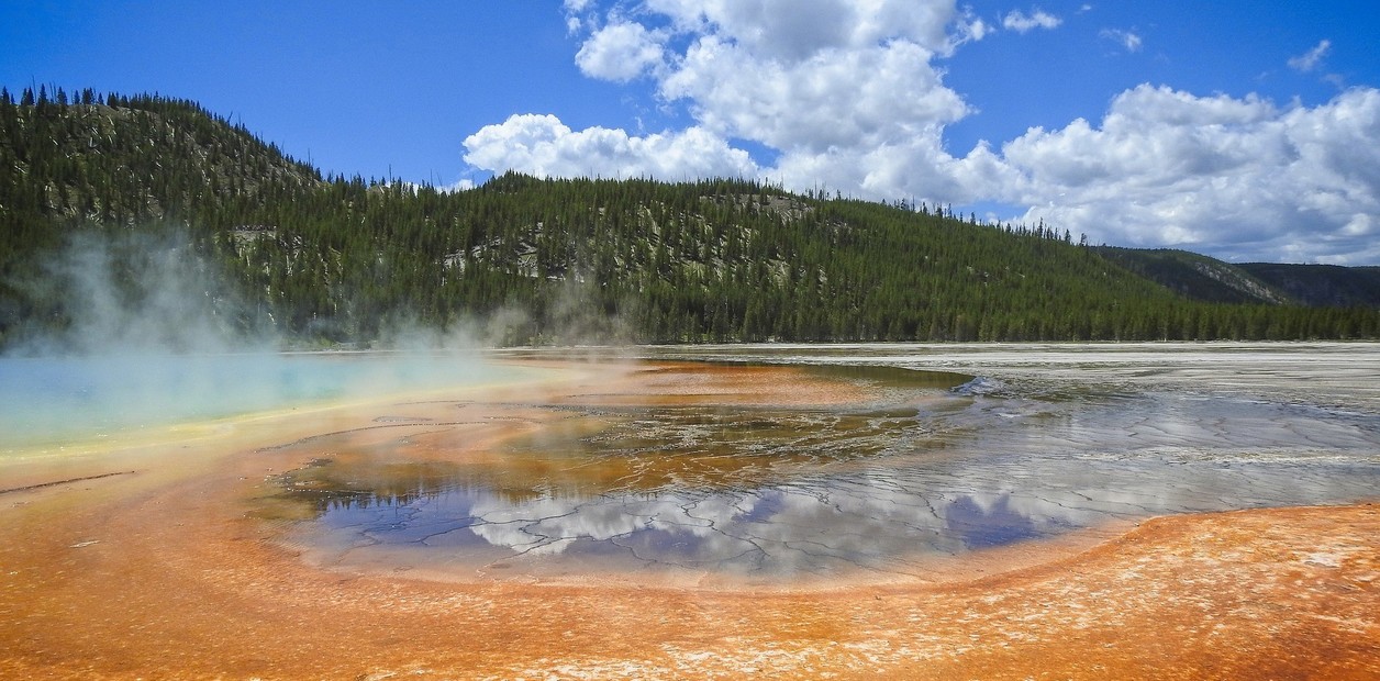 Los investigadores del Servicio Geológico de los Estados Unidos (USGS) publicaron un artículo en la revista Nature que analiza la actividad subterránea del supervolcán Yellowstone. Foto: Pixabay.