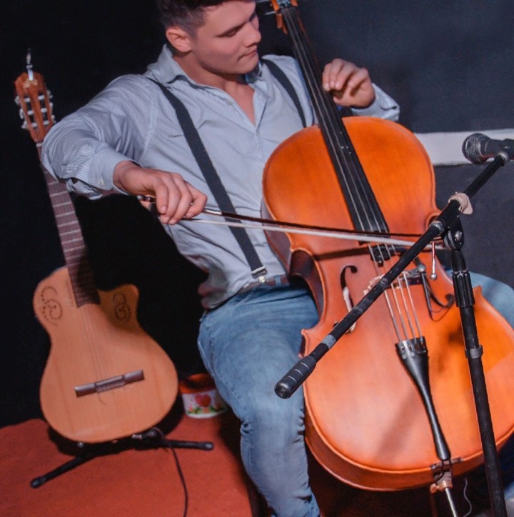 Pasión por la música. Según su hermano, Leonel era un gran músico. 
