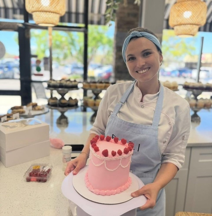 "Me pidieron una torta de la noche a la mañana, por suerte pude terminarla", dice la pastelera.