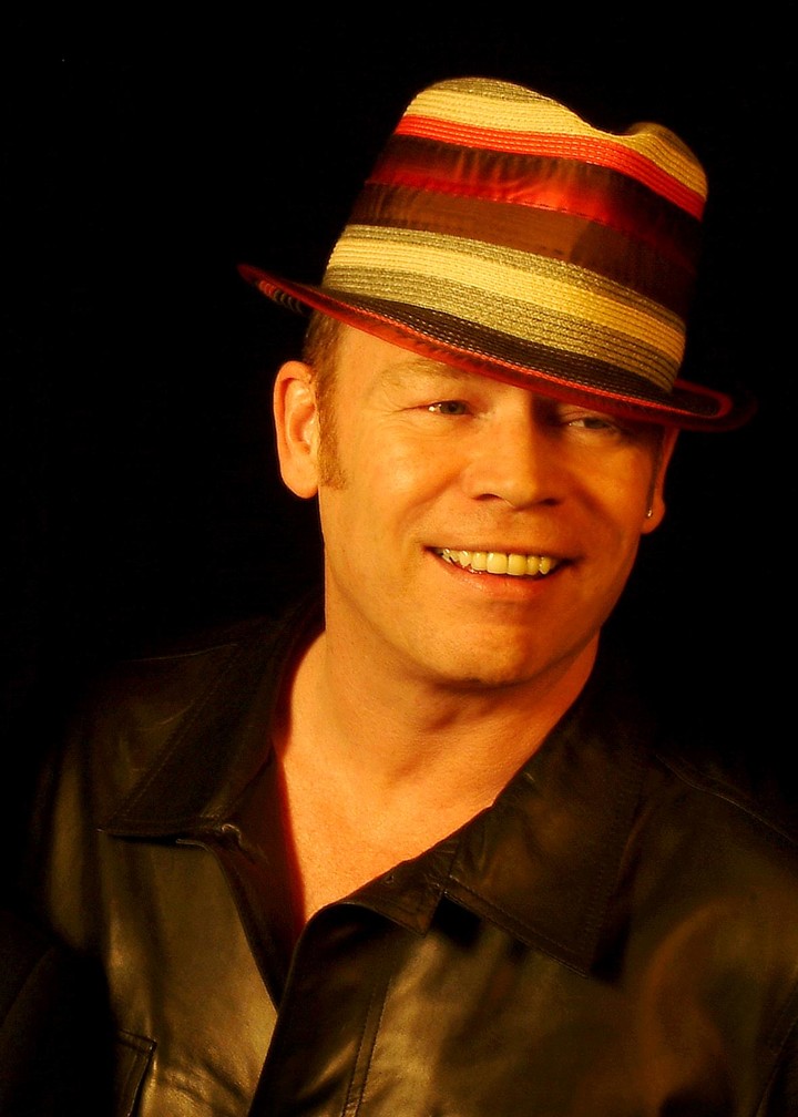 Ali Campbell, la voz de hits como "Red Red Wine", "Can’t Help Falling In Love", Kingston Town", "I Got You Babe" y "Breakfast In Bed".