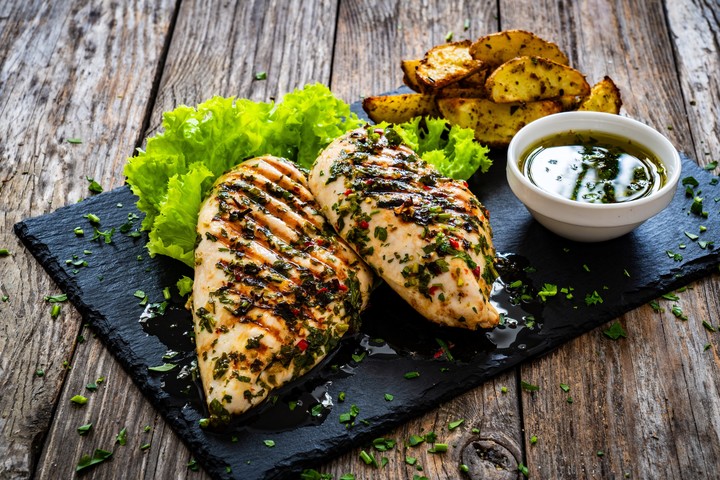 Receta de pechugas de pollo a la parrilla. Foto: Shutterstock.