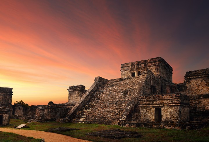 “No hace falta un gran ritual. A veces, una caminata en silencio, una carta, una meditación sencilla o un dibujo son gestos suficientes para abrirnos a lo sagrado”. Foto: ilustración Shutterstock.