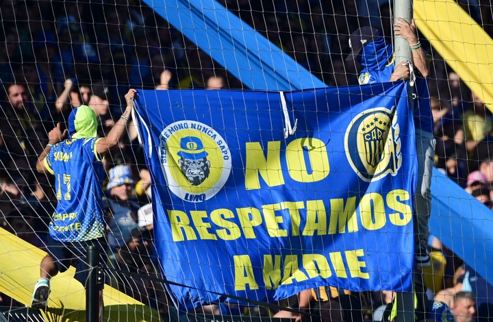 La bandera "No respetamos a nadie" en la cancha de Central tras el crimen de "El Gordo Samu". Foto: Seba Granata.