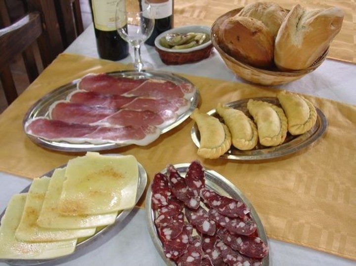 Tanto los restos de pastas como los de asador, en Tomás Jofré todo se acompaña con la picada con productos hecho en el campo.