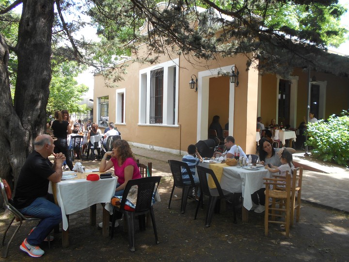 Restaurante de campo Santa Victoria, en Tomás Jofré. Muy buen polo gastronómico a 1oo km de Buenos Aires y 14 de la ciudad de Mercedes. 