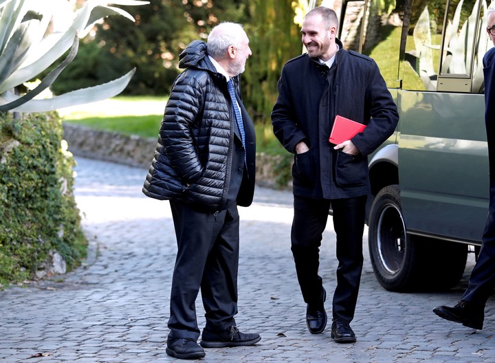 Joseph Stiglitz y Martín Guzmán, cuando era ministro de Economía de Alberto Fernández en 2022. Foto Reuters.