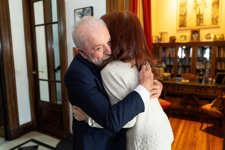 Cristina y Lula da Silva, en San José 1111, el mes pasado. Foto: Xinhua.