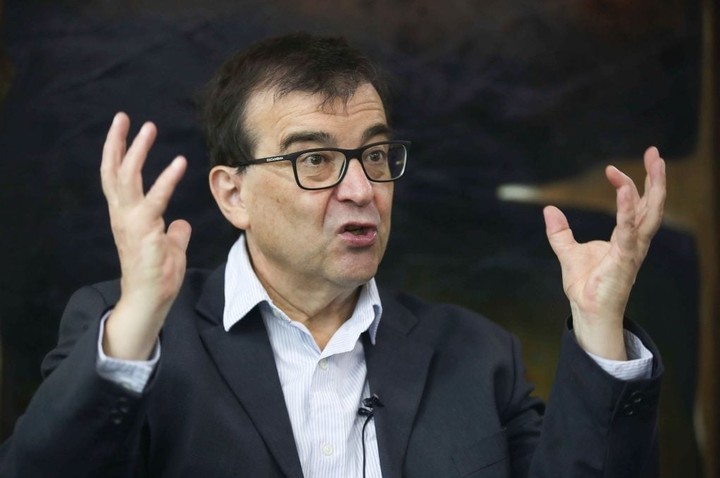 Javier Cercas habla durante una entrevista con EFE en Lima, Perú. Foto: EFE | Paolo Aguilar.