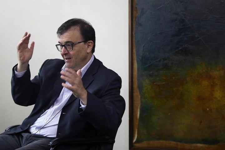 Javier Cercas habla durante una entrevista con EFE en Lima, Perú. Foto: EFE | Paolo Aguilar.