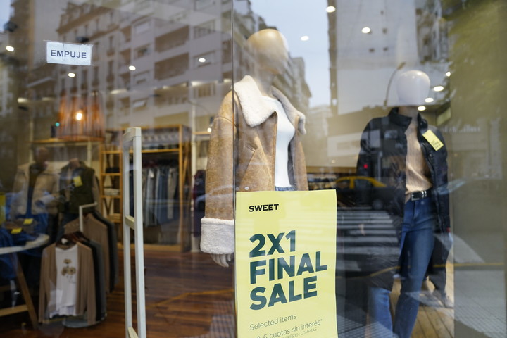 2X1 Final Sale: así se anuncia la liquidación en los negocios de ropa de Palermo. Foto Fernando de la Orden 