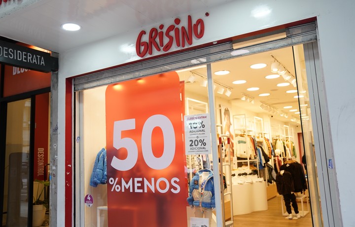 Los locales de chicos, también con ofertas de hasta el 50%. Foto Fernando de la Orden