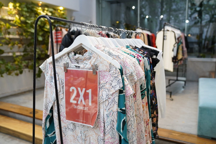 Camisas 2x1 en los negocios, aunque algunos dicen que compran 5 en la web por el mismo precio. Foto Fernando de la Orden