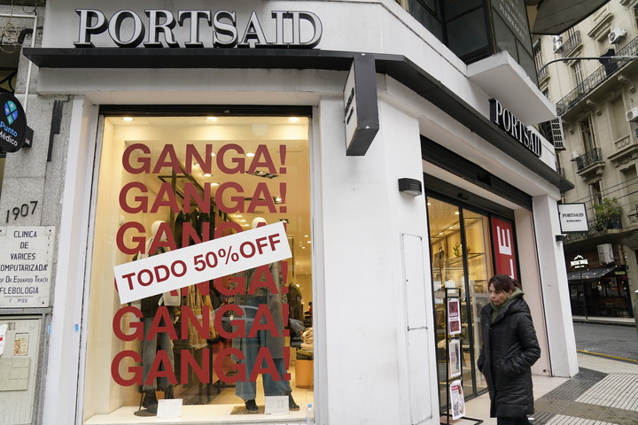 Los carteles de rebajas se ven en casi todos los locales de la avenida Santa Fe. Foto Fernando de la Orden